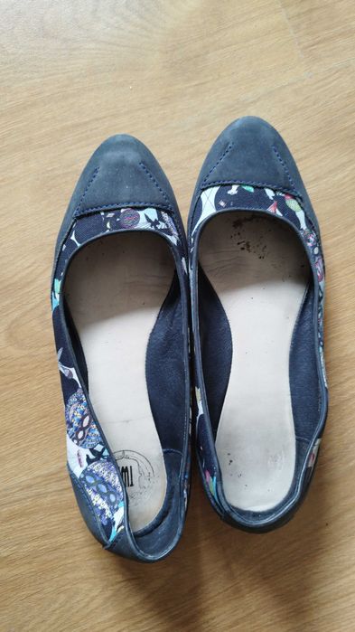 Sapatos coloridos camper usados