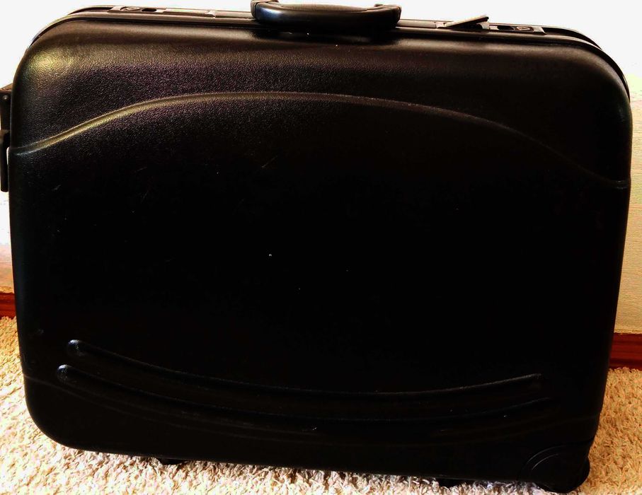 Чемодан с колесами