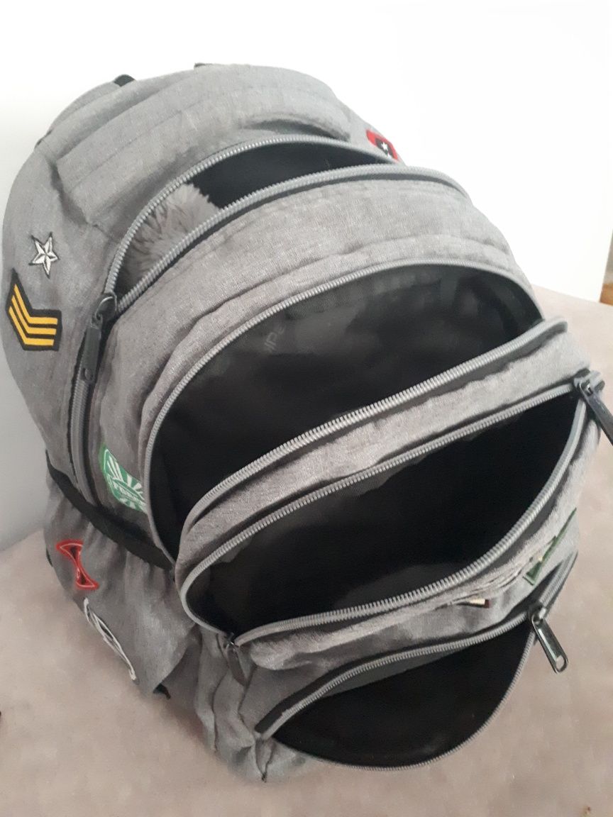 Plecak CoolPack z naszywkami