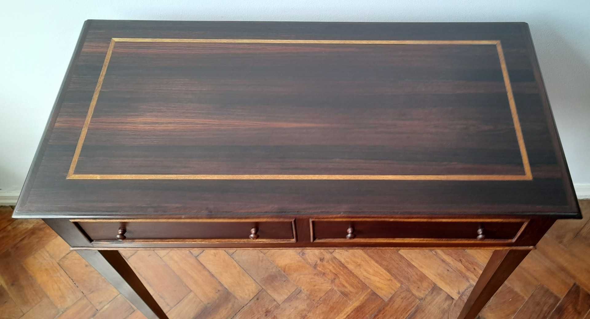 Mesa em madeira de pau-santo