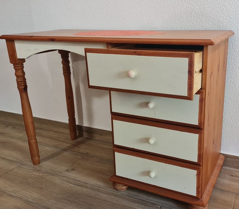 Mesa em madeira. Cadeira e gratuita.