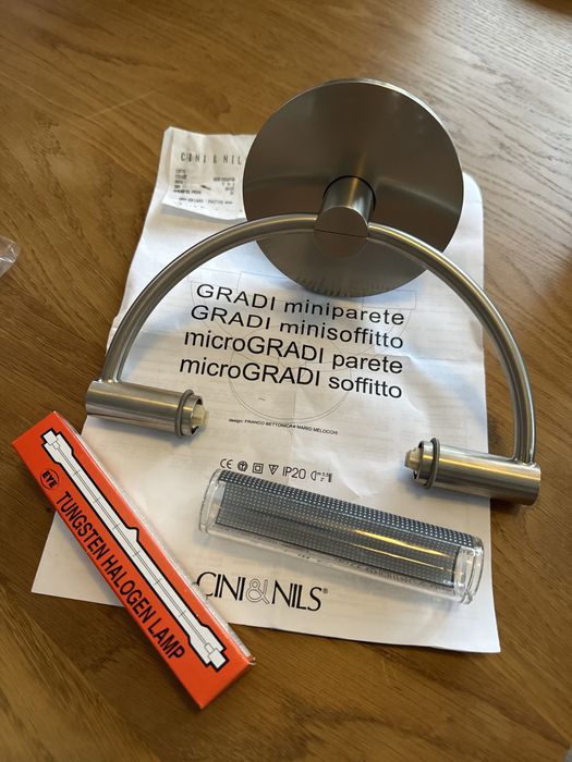 Kinkiet stal nierdzwna i szklo zarowka w komplecie