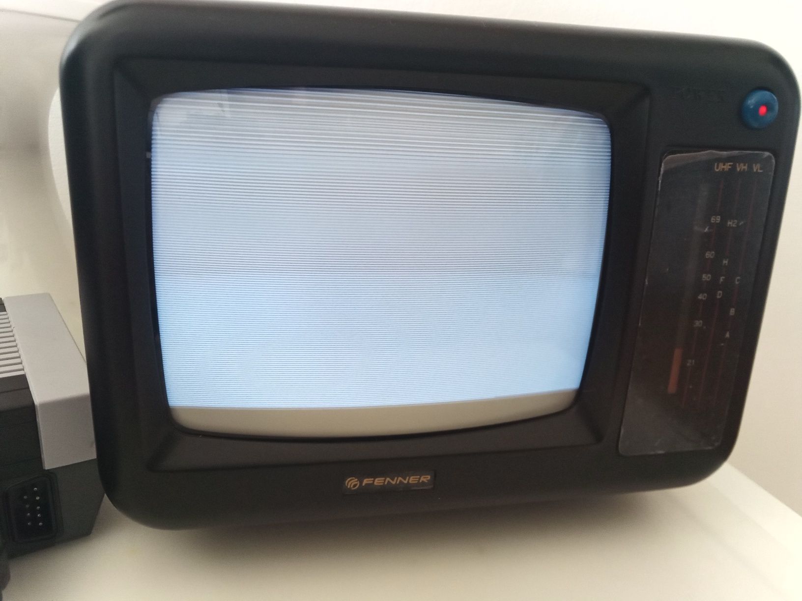 Mini tv antiga na caixa