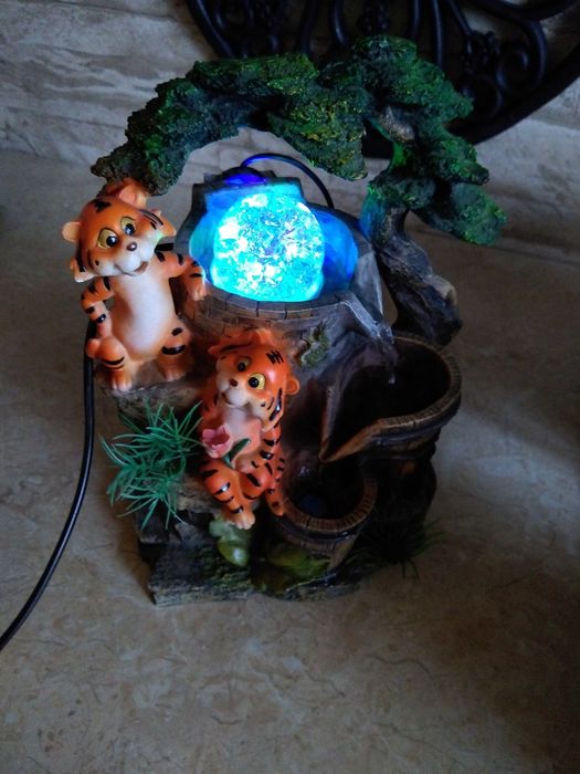 Dekoracja wodospad podświetlany ruchoma kula