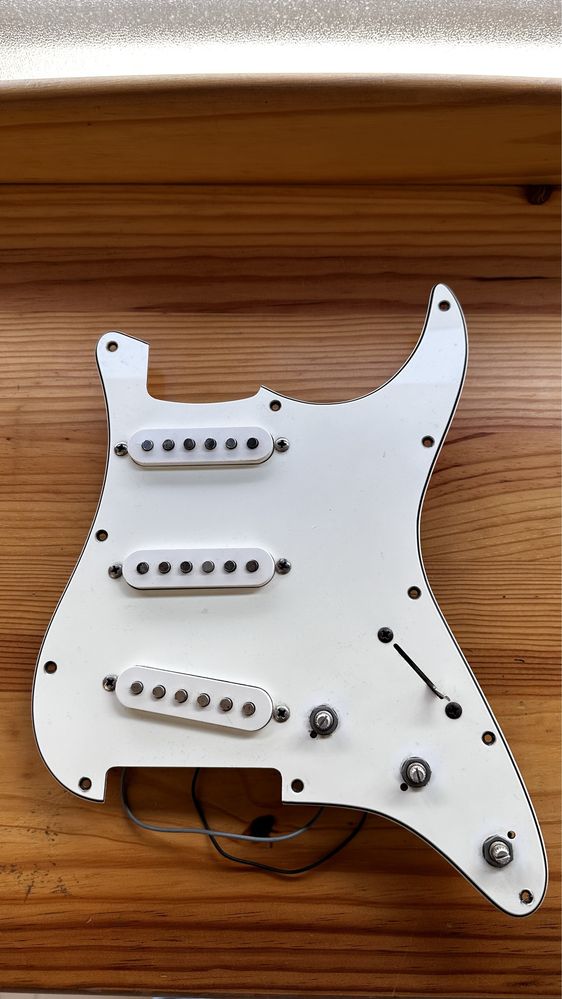 Fender Squier Standard Pickguard com electronica