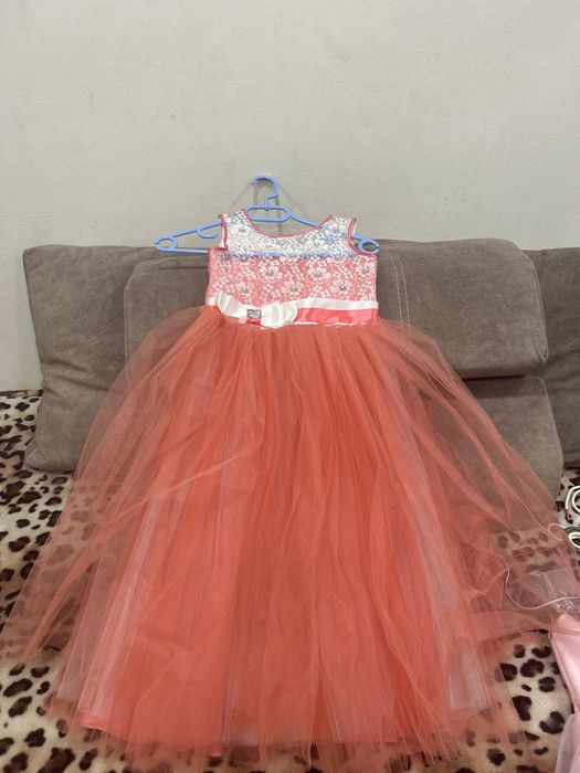 Продам випускні плаття, або надам в оренду