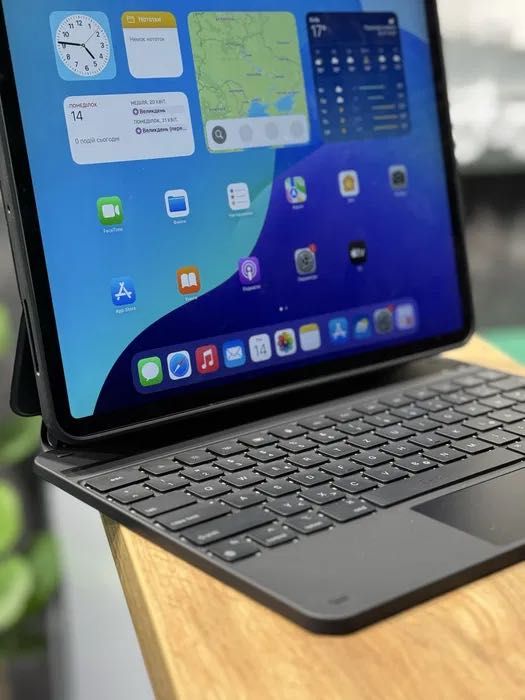 iPad 12.9 pro 512gb M2 2022 + магнітні кейс з клавіатурою