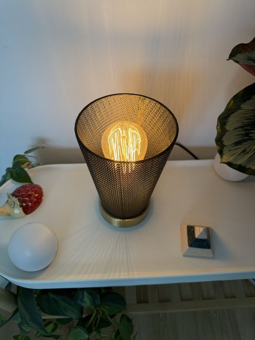 Industrialna lampka z żarówką