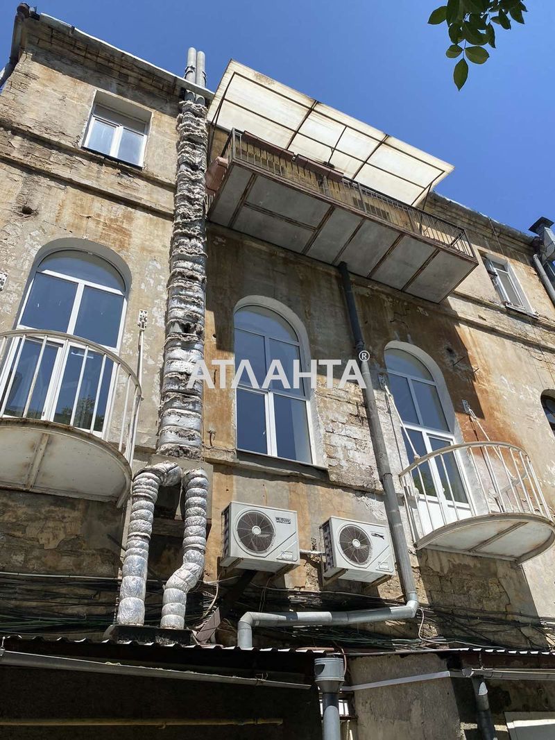 3-кімнатна квартира з ремонтом у центрі міста на вулиці Жуковського.