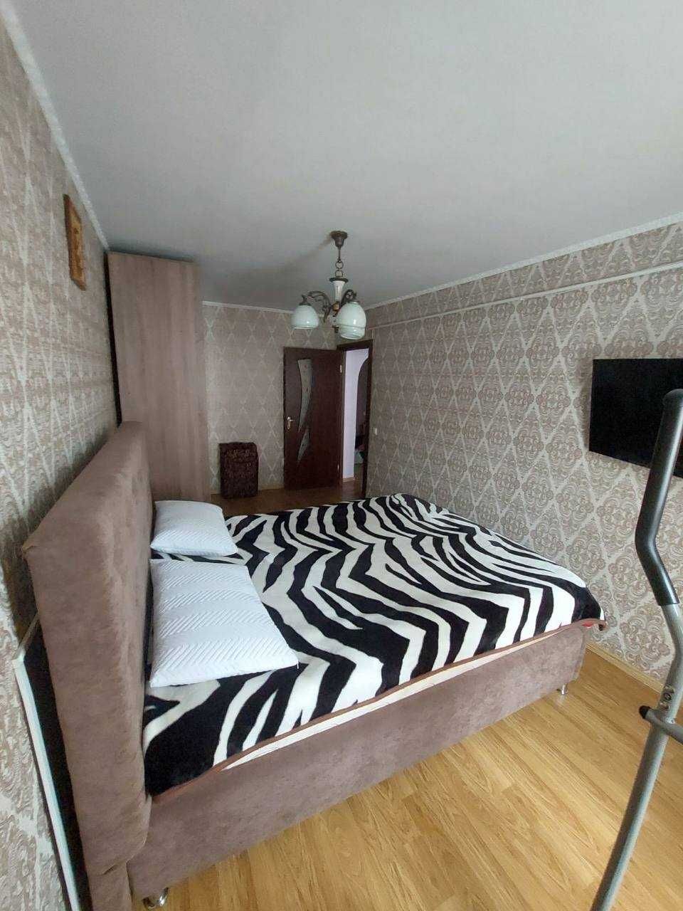 продається 3-кім квартира в пригороді. с.Микитинці.