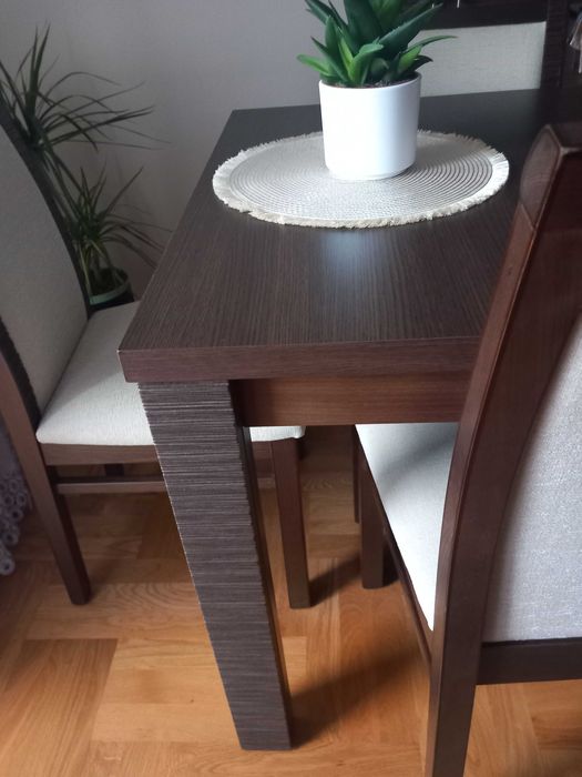 Stół  z sześcioma krzesłami