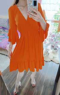 Pomarańczowa sukienka rozkloszowane rękawki falbanki