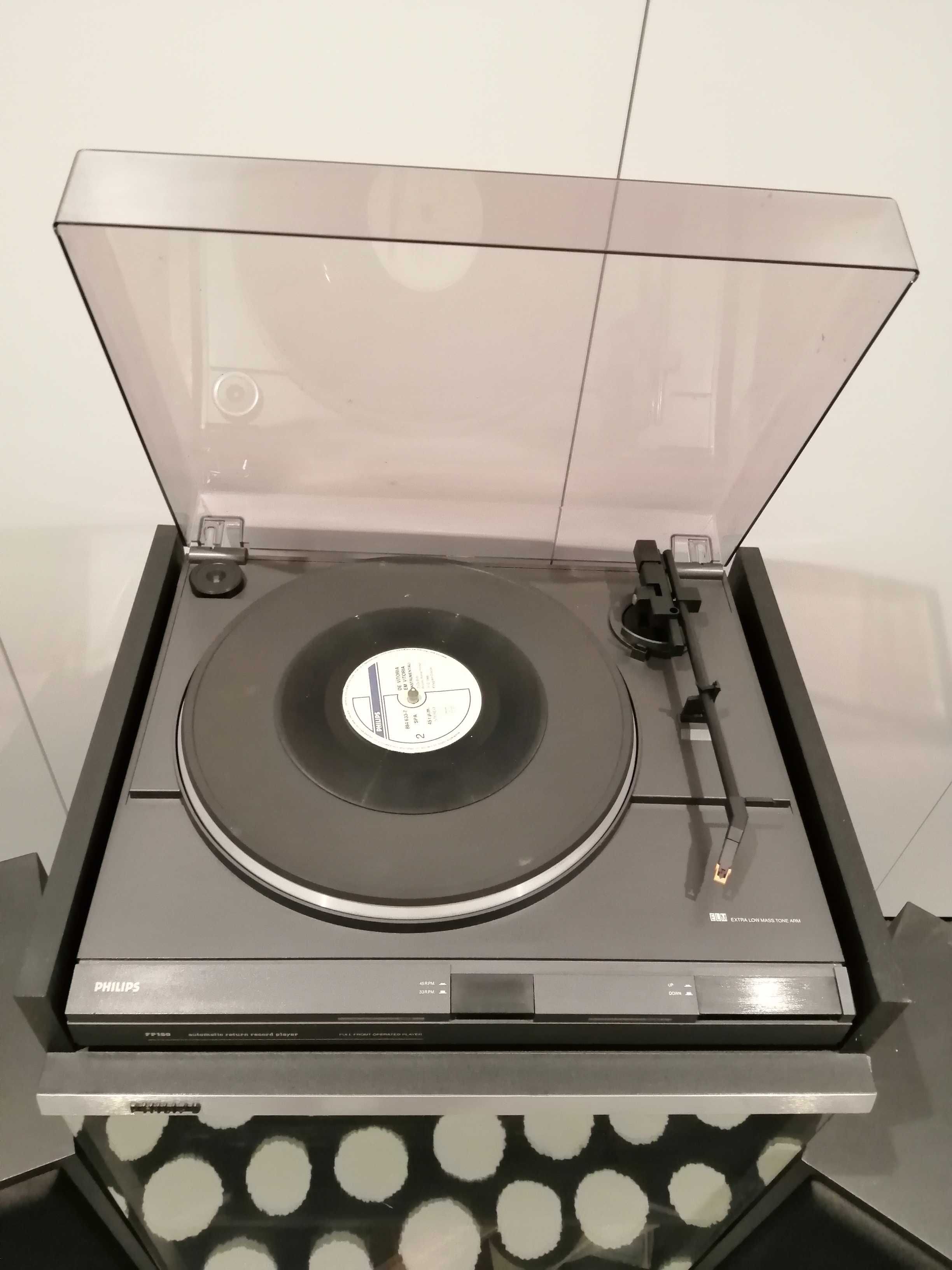 Aparelhagem gira discos marca Philips e duas colunas com movel