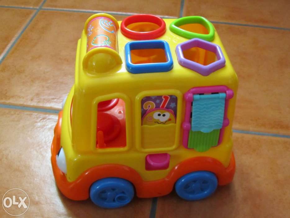 Carro com formas e jogos