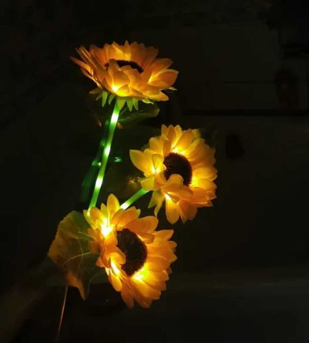 Декор соняшники на сонячній батареї.
