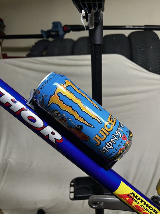 Uchwyt do zamontowania puszki 500ml w miejcu bidonu