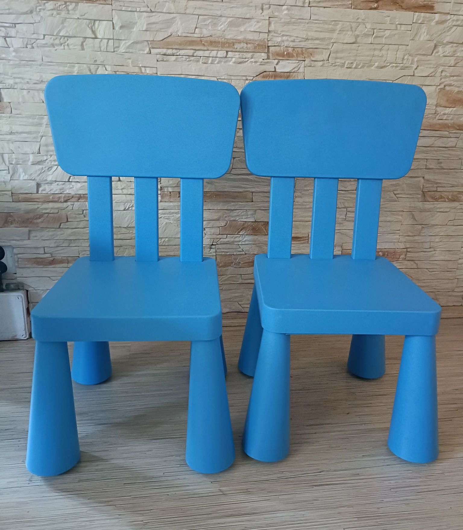 Zestaw dwóch krzeseł oraz prostokątnego stolika Ikea Mamut