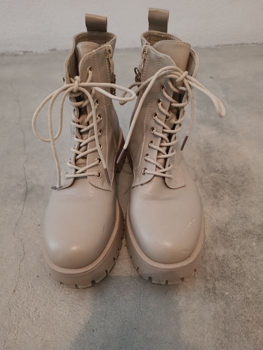 Botas bege tamanho 37