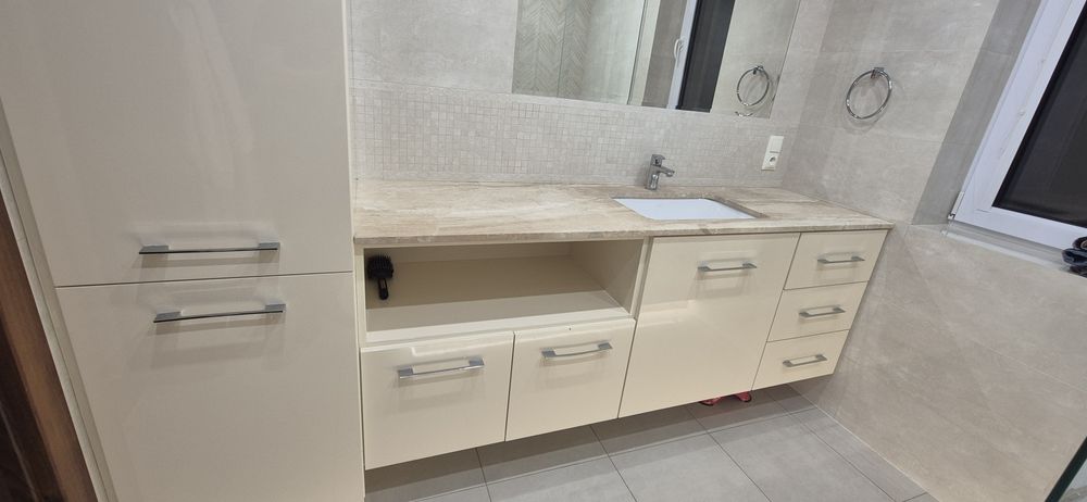 Zestaw mebli łazienkowych lakierowanych z umywalką, kranem i blatem