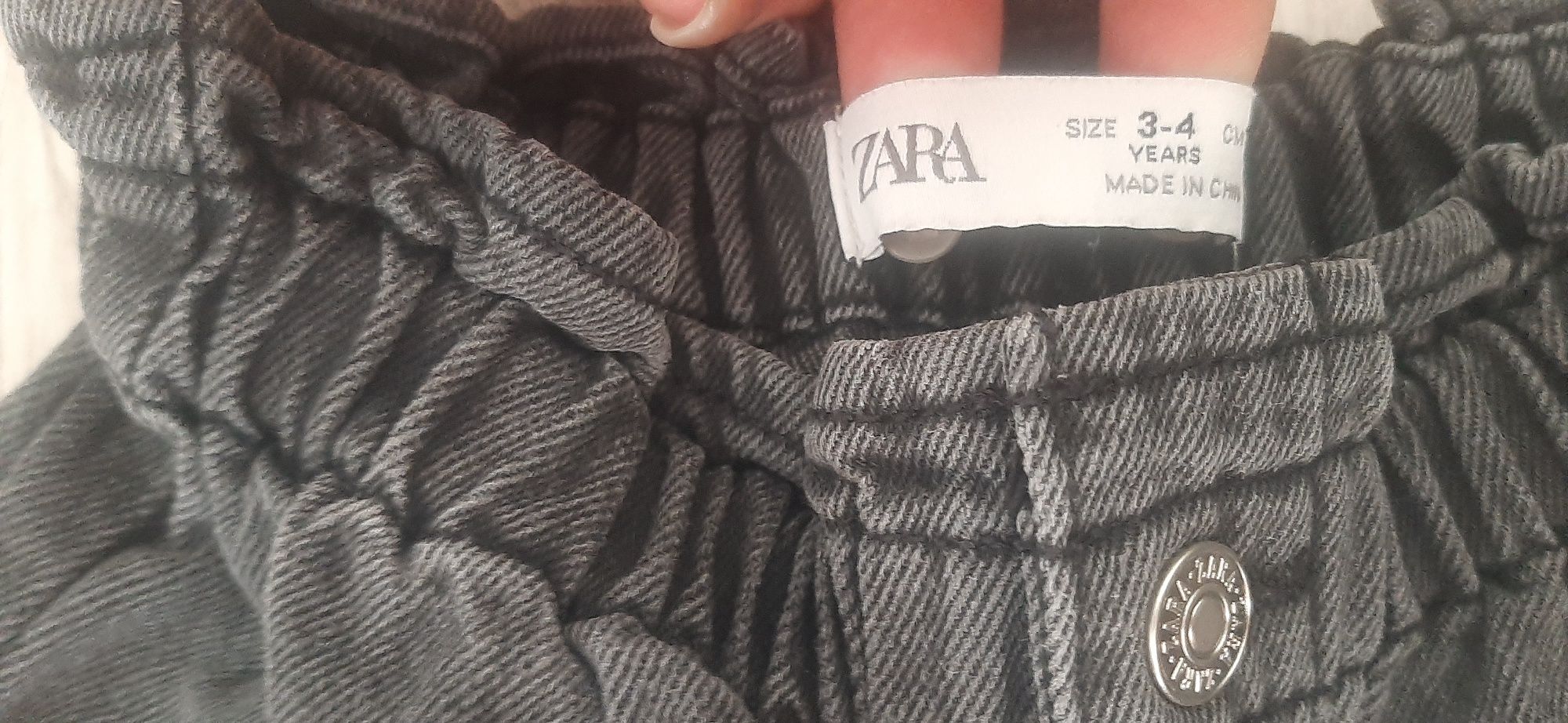 Джинси Zara. 104см, 3-4р. Ціна 350грн.