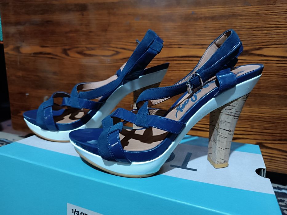 Босоніжки на високих підборах