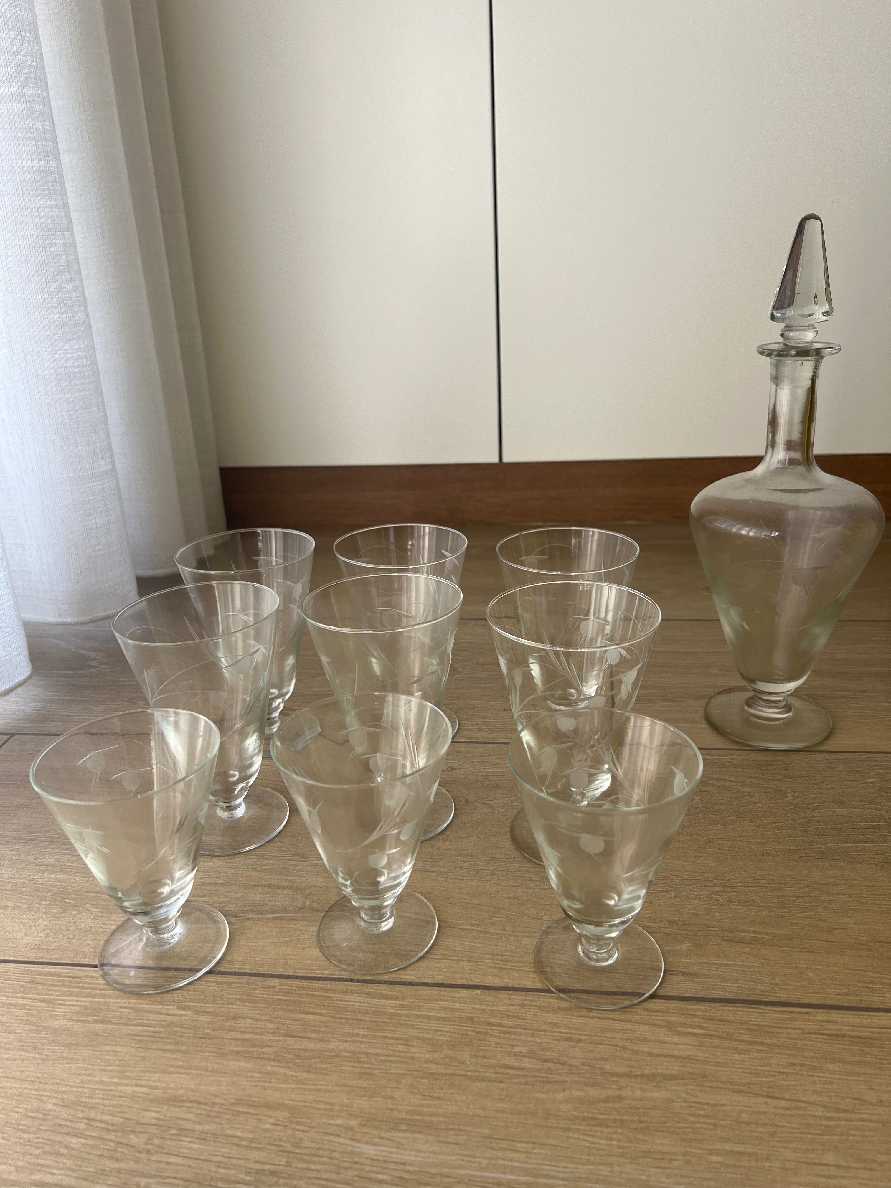 Conjunto de copos e taças