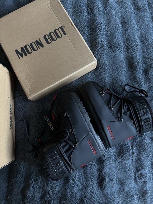 В наявності Moon boot moschino