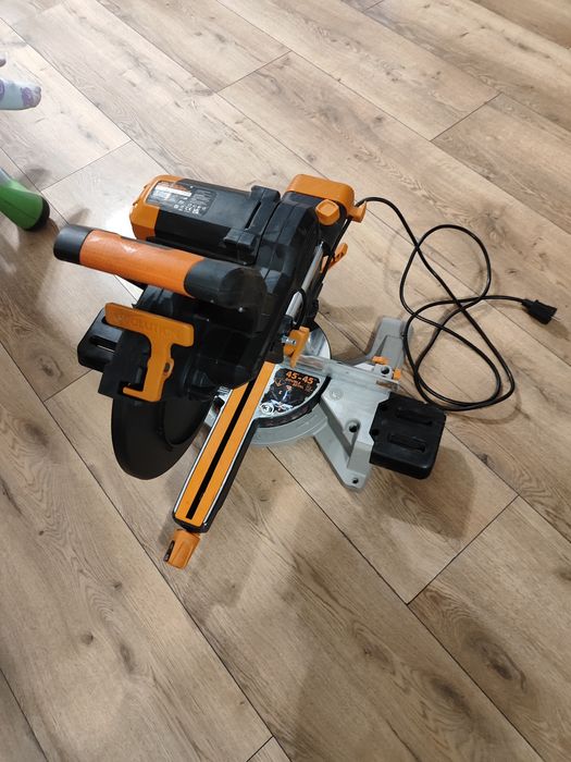 Piła ukosowa z posuwem Evolution 2000w, tarcza 255mm