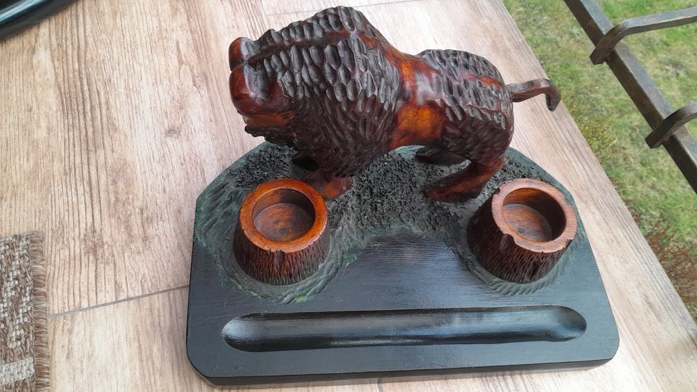 Stary,drewniany przybornik z rzeźbą żubra