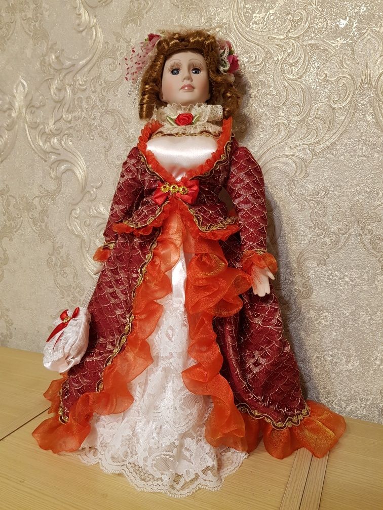 Нова фарфорова лялька