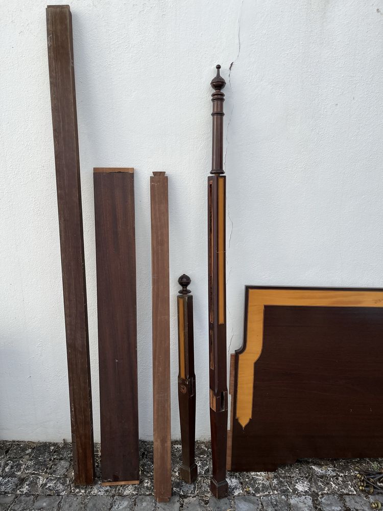 Cama de madeira com colchão e estrado