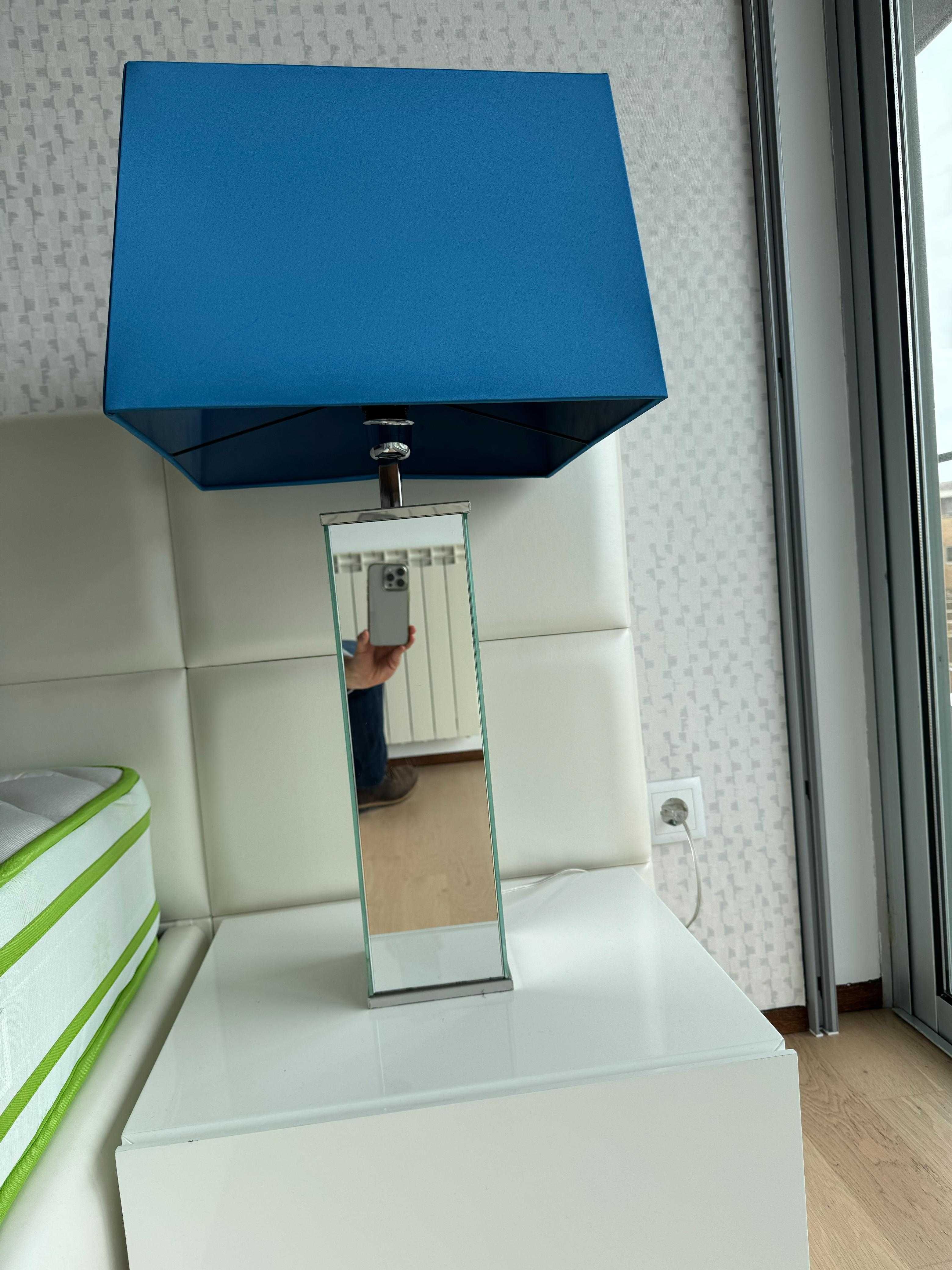 Candeeiro com base espelhada e abajur azul (Interdesign)