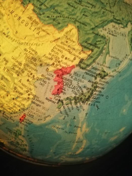 Globo de mapa antigo com luz