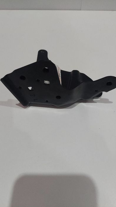 Toyota Corolla E18 13-18 uchwyt fartuch blotnik przód L