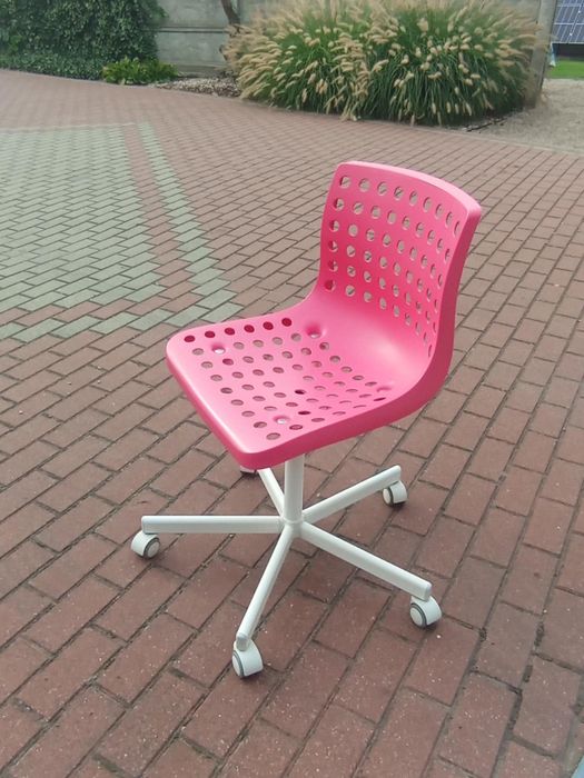 Krzesło różowe z ikea