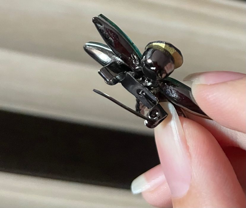 Дуже красива брошка