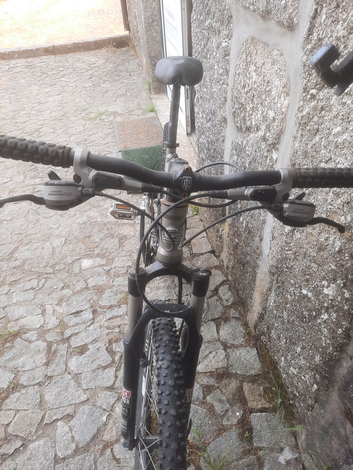 Bicicleta com suspensão total e travões de disco