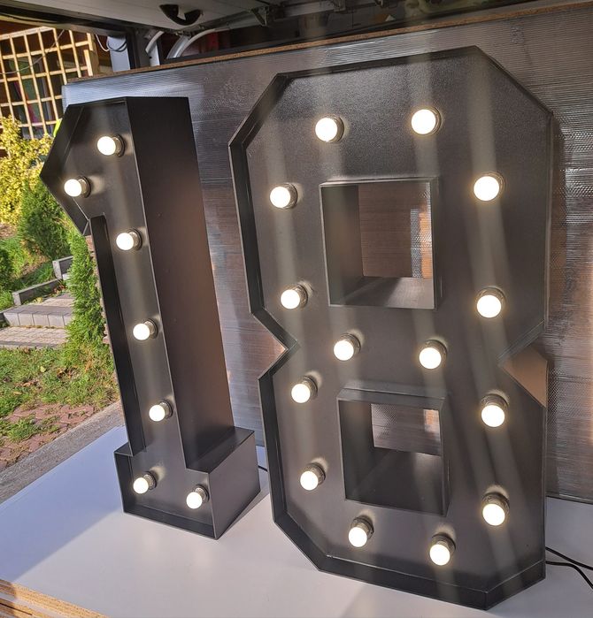 Cyfra 18 osiemnastka czarna biała podświetlana