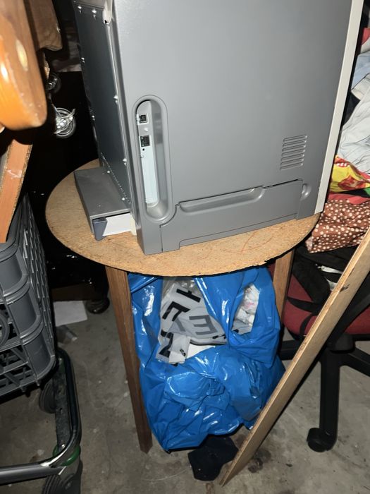 Mesa de madeira redonda em bom estado