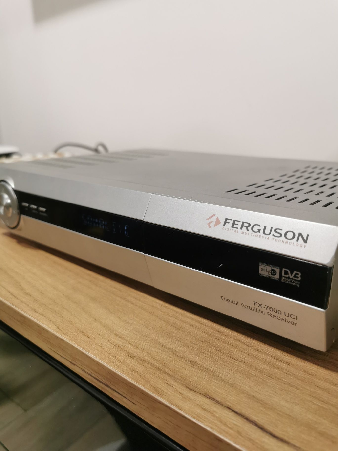 Tuner satelitarny Ferguson fx-7600 włącza sie i świeci, pilot.