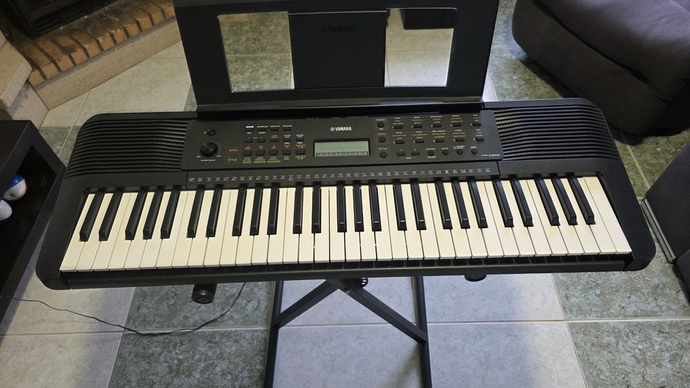 Piano teclado Yamaha  com suporte e capa de proteção