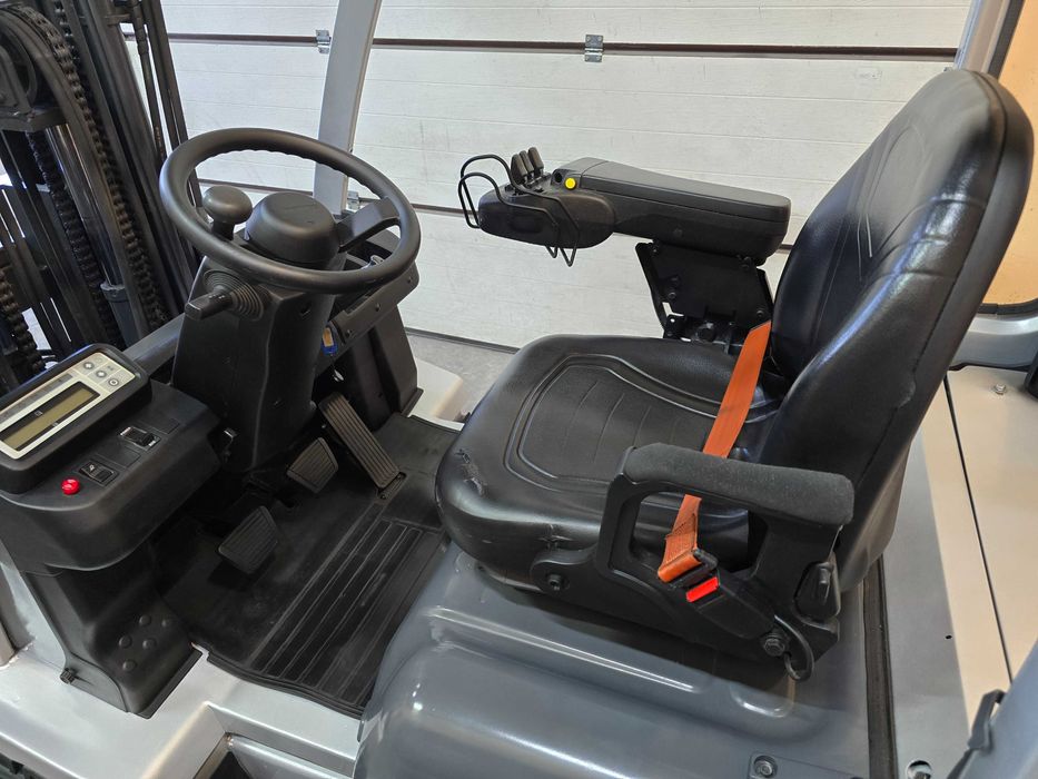 Навантажувач вилковий газовий Nissan 2,5 тонн триплекс 4,5 метра