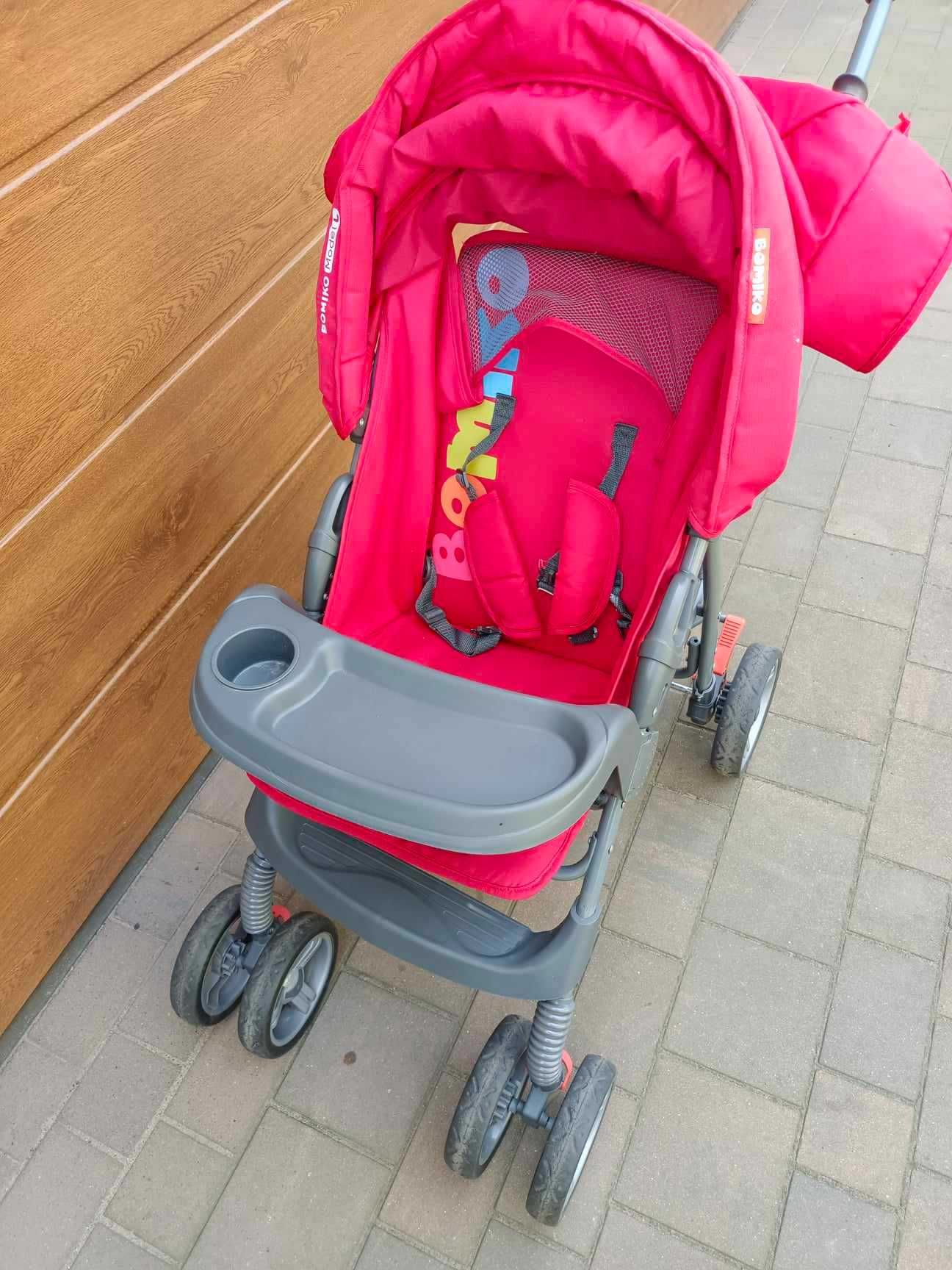 czerwony wózek dla dziecka