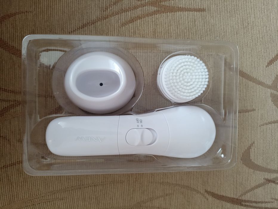 Szczoteczka wibrująca do oczyszczania twarzy Anew/Avon