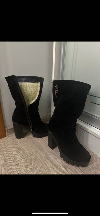 Замшеві чоботи на каблуку