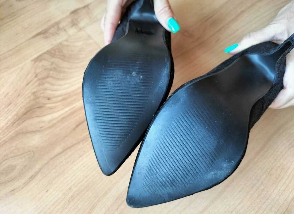 Sapatos pretos de salto alto