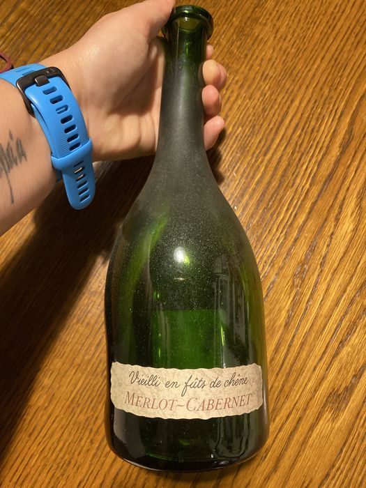 butelka z wygiętą szyjką i wklęśnięciem po winie J.P. Chenet