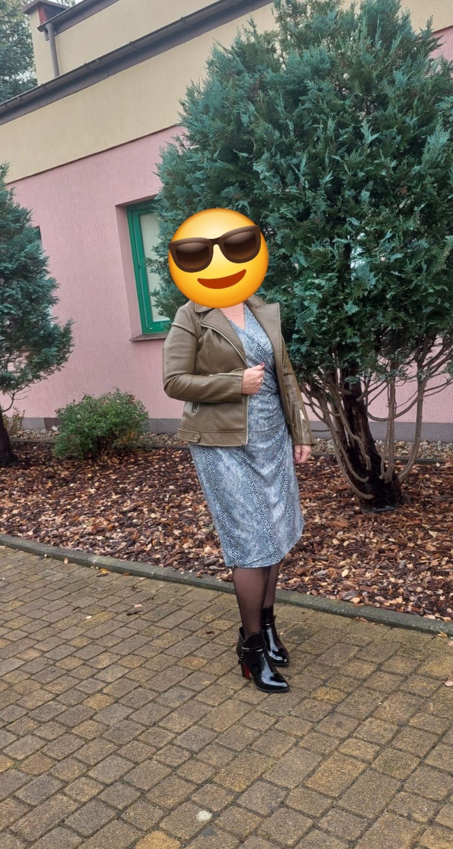 Sukienka marszczona wężowy wzór cekiny serek na zakładkę rozporek