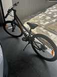 Bicicleta de crianca/adolescente da marca Specialized.