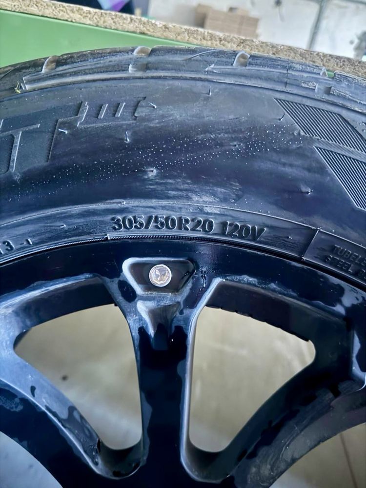 Продаю комплект дисків з резиною TOYO Proxes ST3 — 305/50 R20